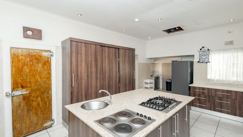 10 Bedroom Property for Sale in Constantia Western Cape